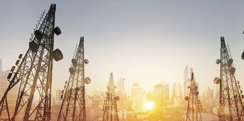 Torres de telecomunicaciones conectando una ciudad